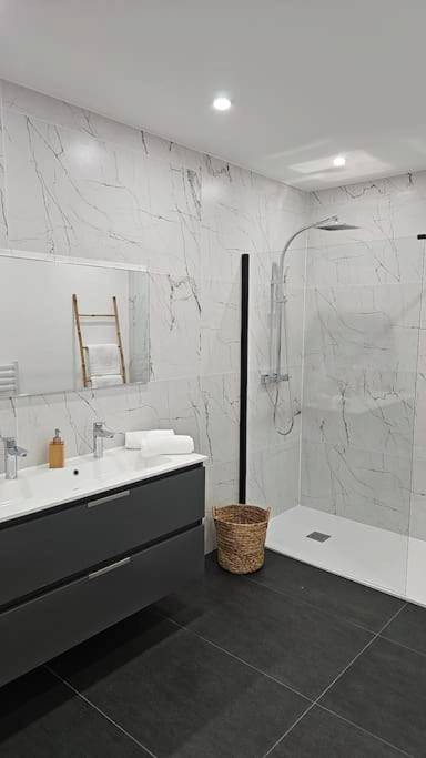 Salle de bain avec douche à l'italienne - Spa des ducs loft 3