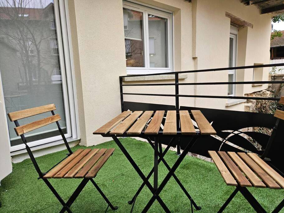 Terrasse privative avec mobilier en bois - Spa des ducs loft 3