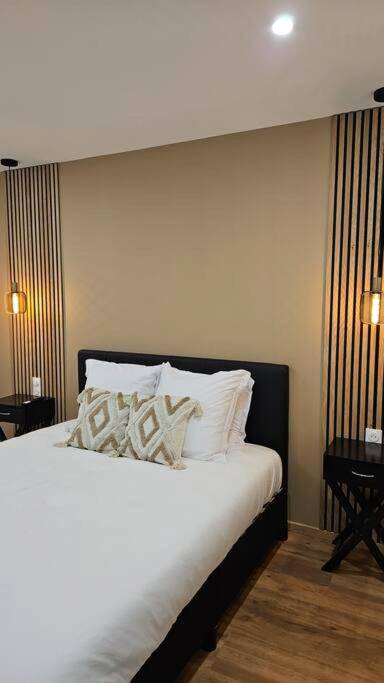 Chambre avec lit double et luminaires design - Spa des ducs loft 3