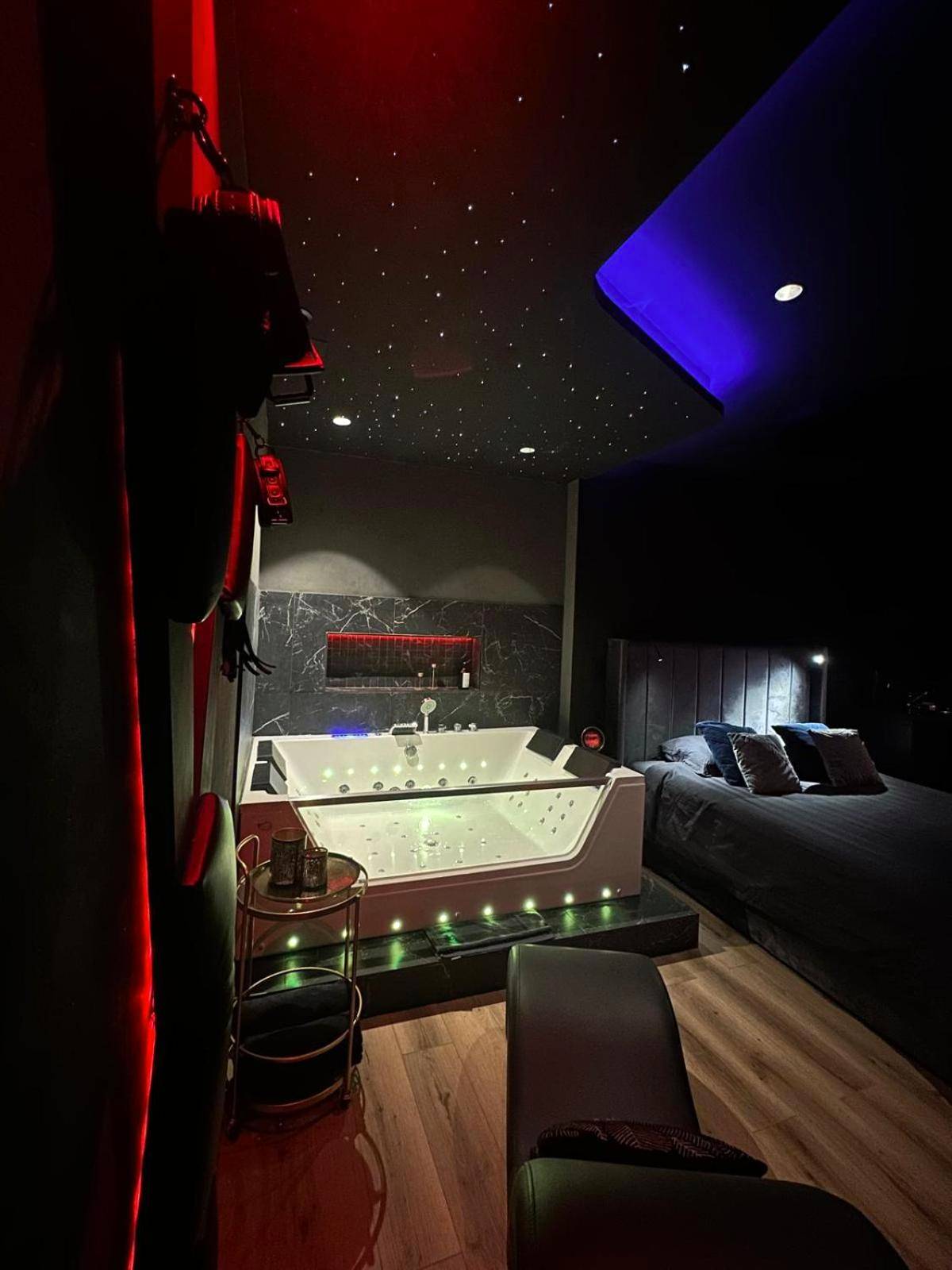 Jacuzzi privatif sous un ciel étoilé - Love Room Bourg - Saint - Christophe - Love Room avec spa