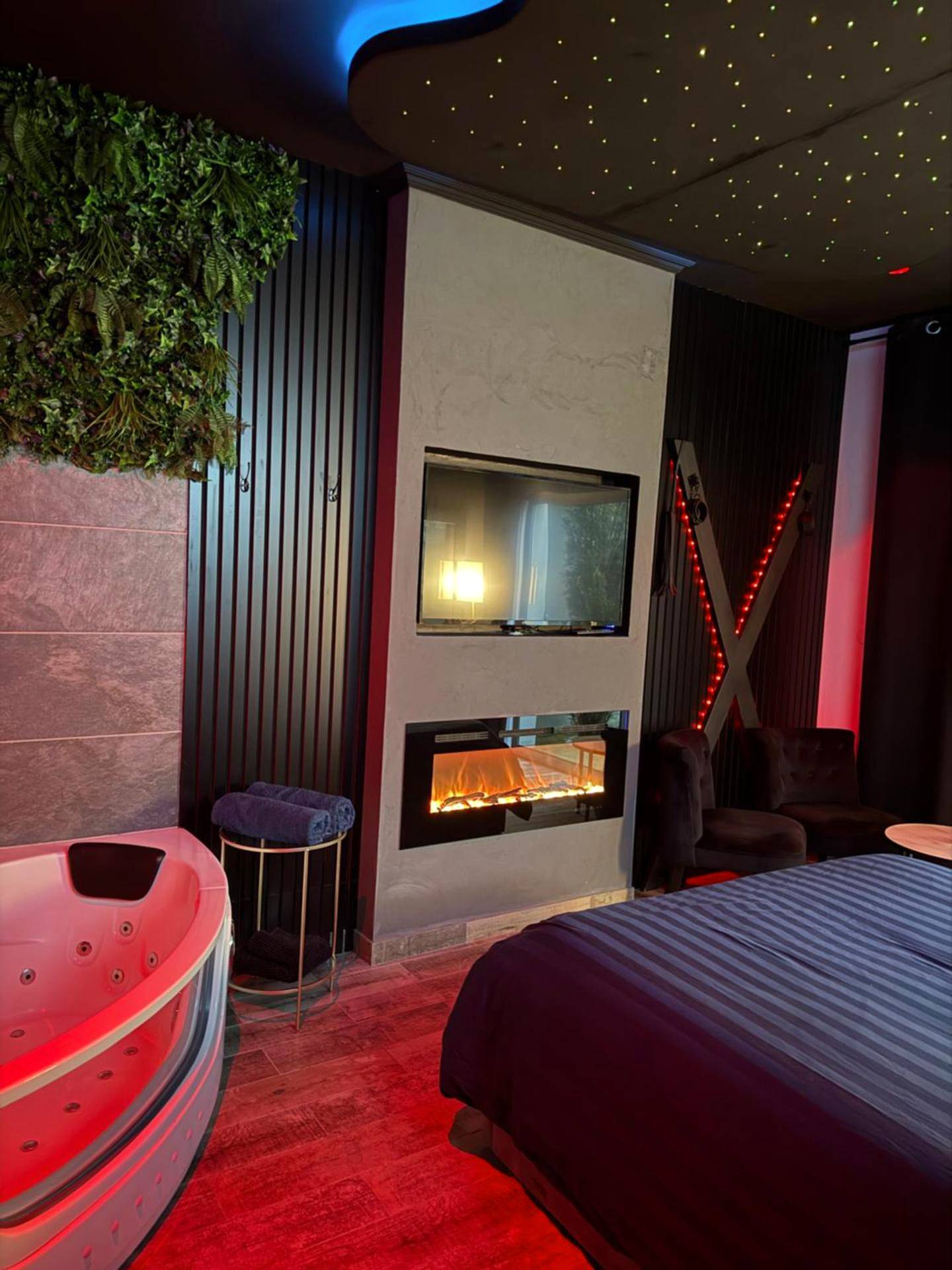 Cheminée électrique et baignoire balnéo - Love Room avec spa
