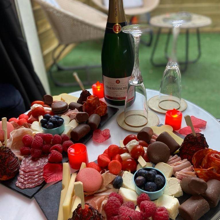 Plateau gourmand et bouteille de champagne - Love Room avec spa