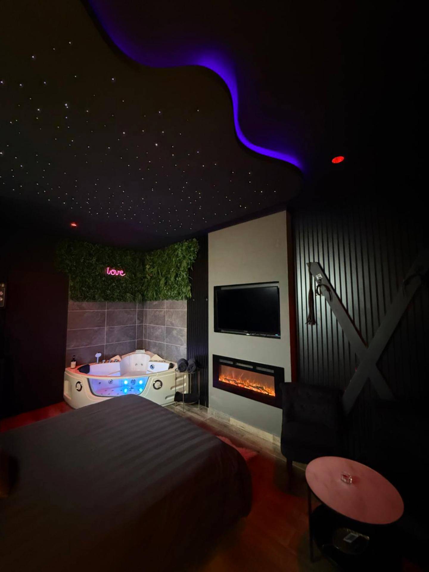 Suite romantique avec lit double et jacuzzi - Love Room avec spa