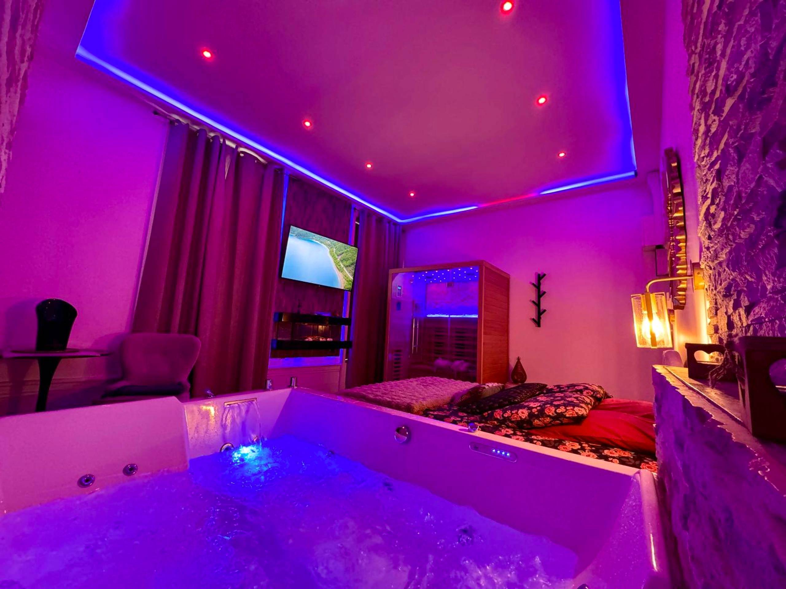 Jacuzzi privatif avec éclairage néon violet - Love Room Dijon - Spa Edelweiss