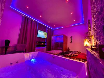 Jacuzzi privatif avec éclairage néon violet - Love Room Dijon - Spa Edelweiss