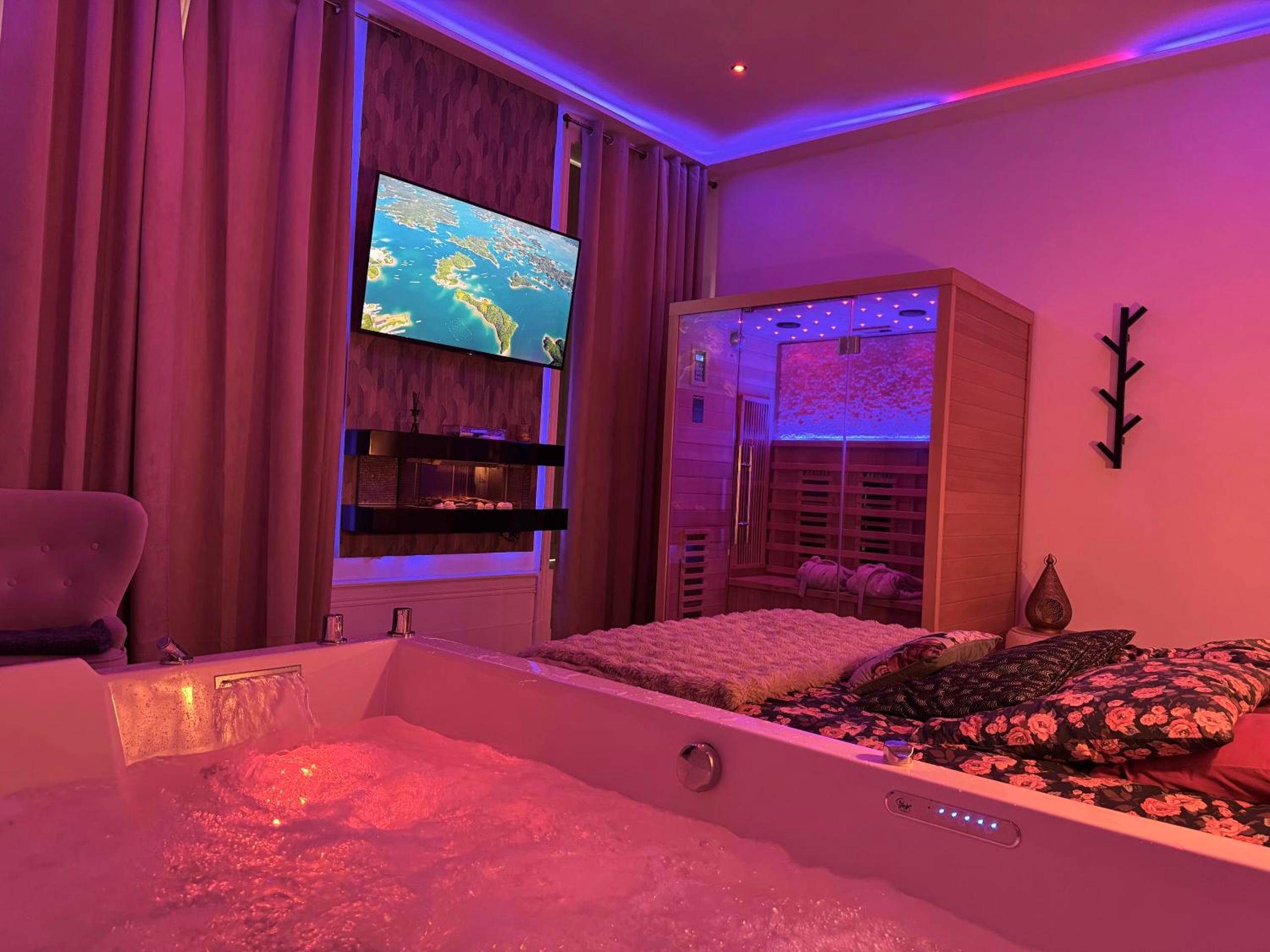 Baignoire balnéo face à la télévision et au sauna - Spa Edelweiss