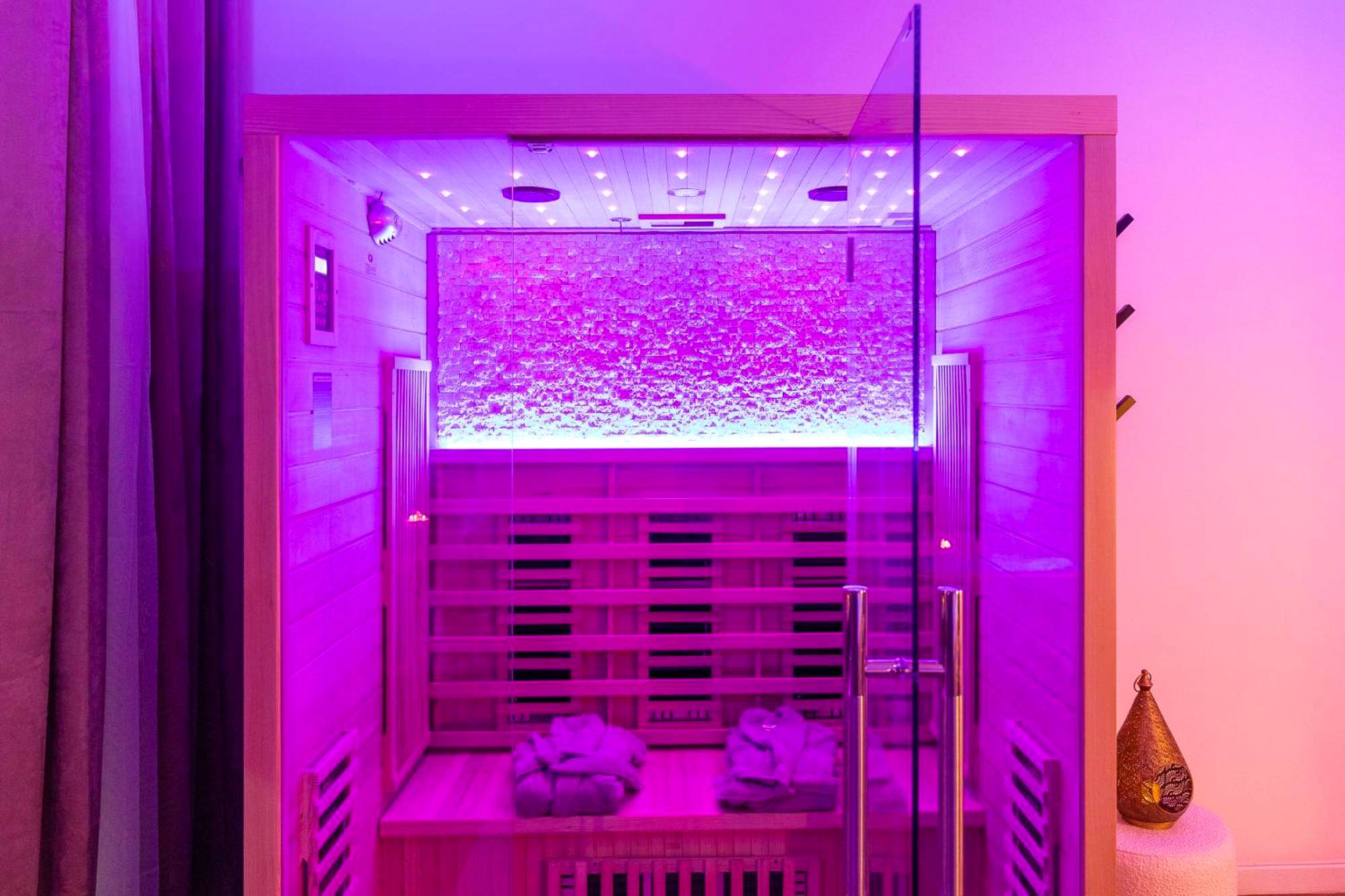 Sauna infrarouge avec peignoirs et LED violettes - Spa Edelweiss