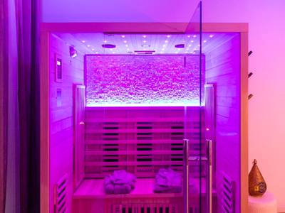 Sauna infrarouge avec peignoirs et LED violettes - Spa Edelweiss