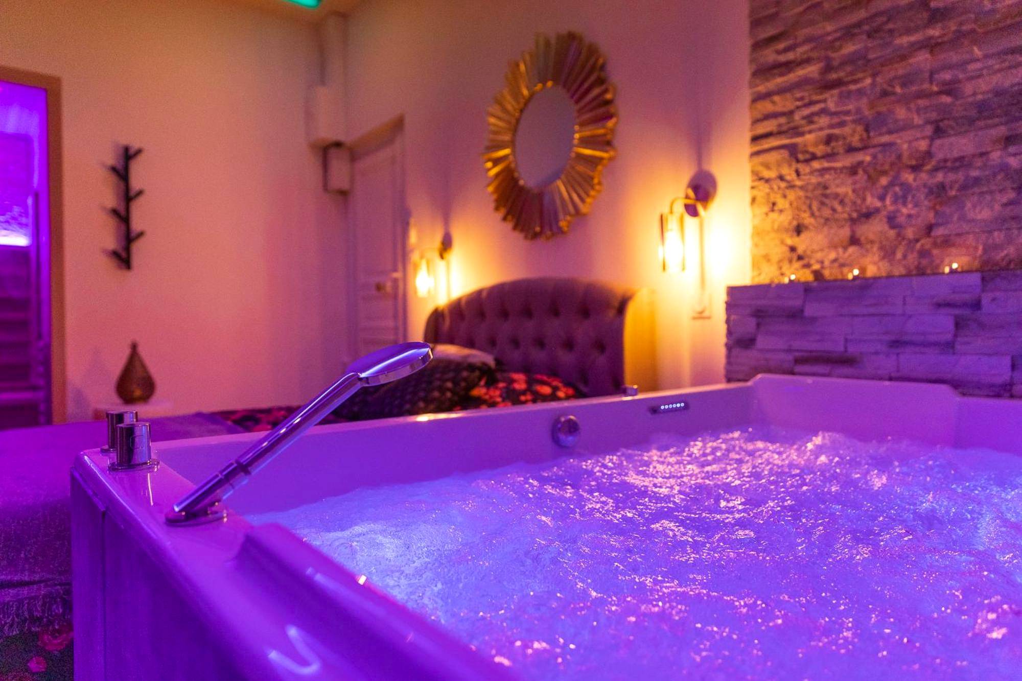 Détail du jacuzzi bouillonnant et lit double - Spa Edelweiss