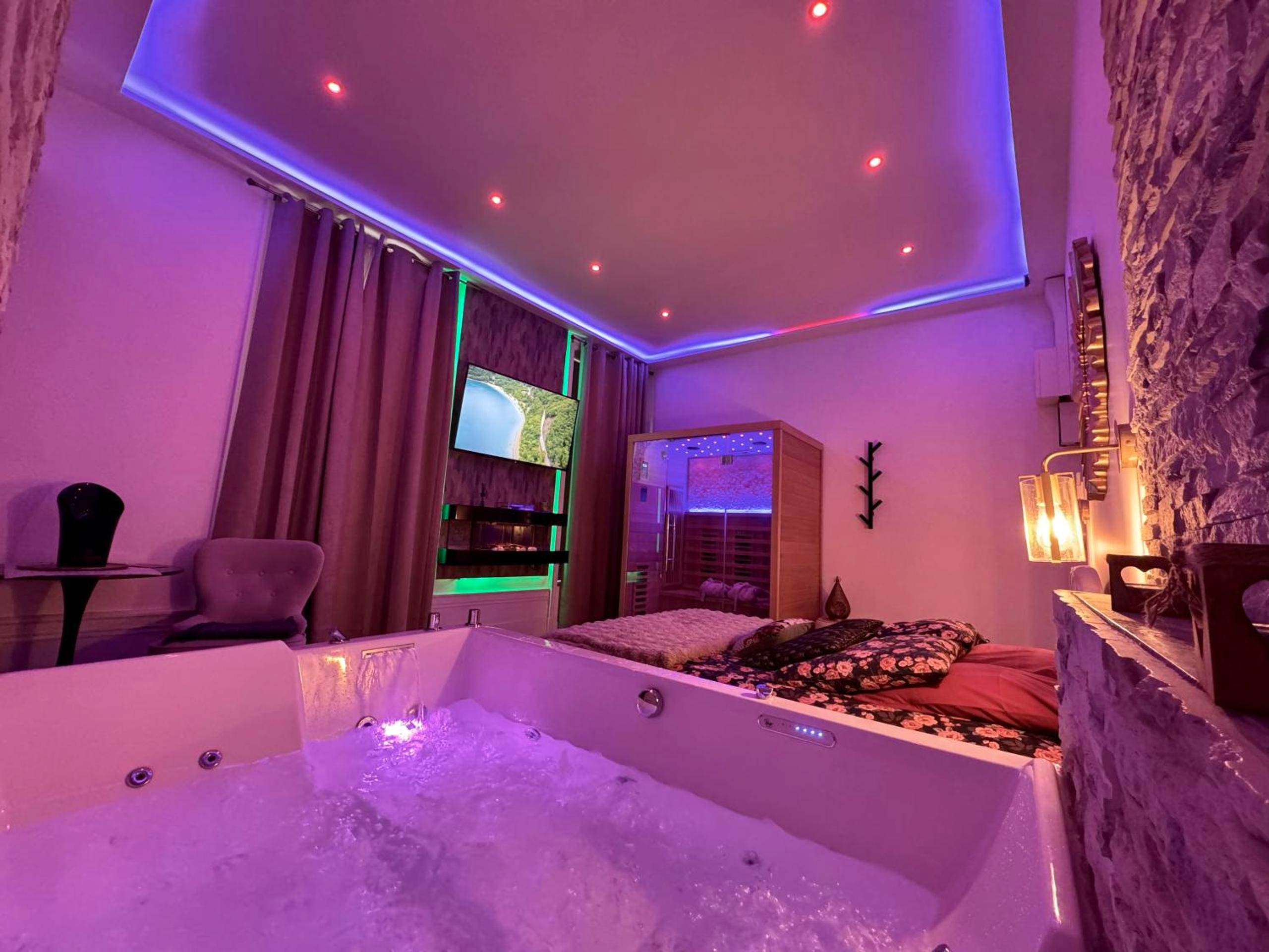 Vue d'ensemble de la suite avec spa et sauna - Spa Edelweiss