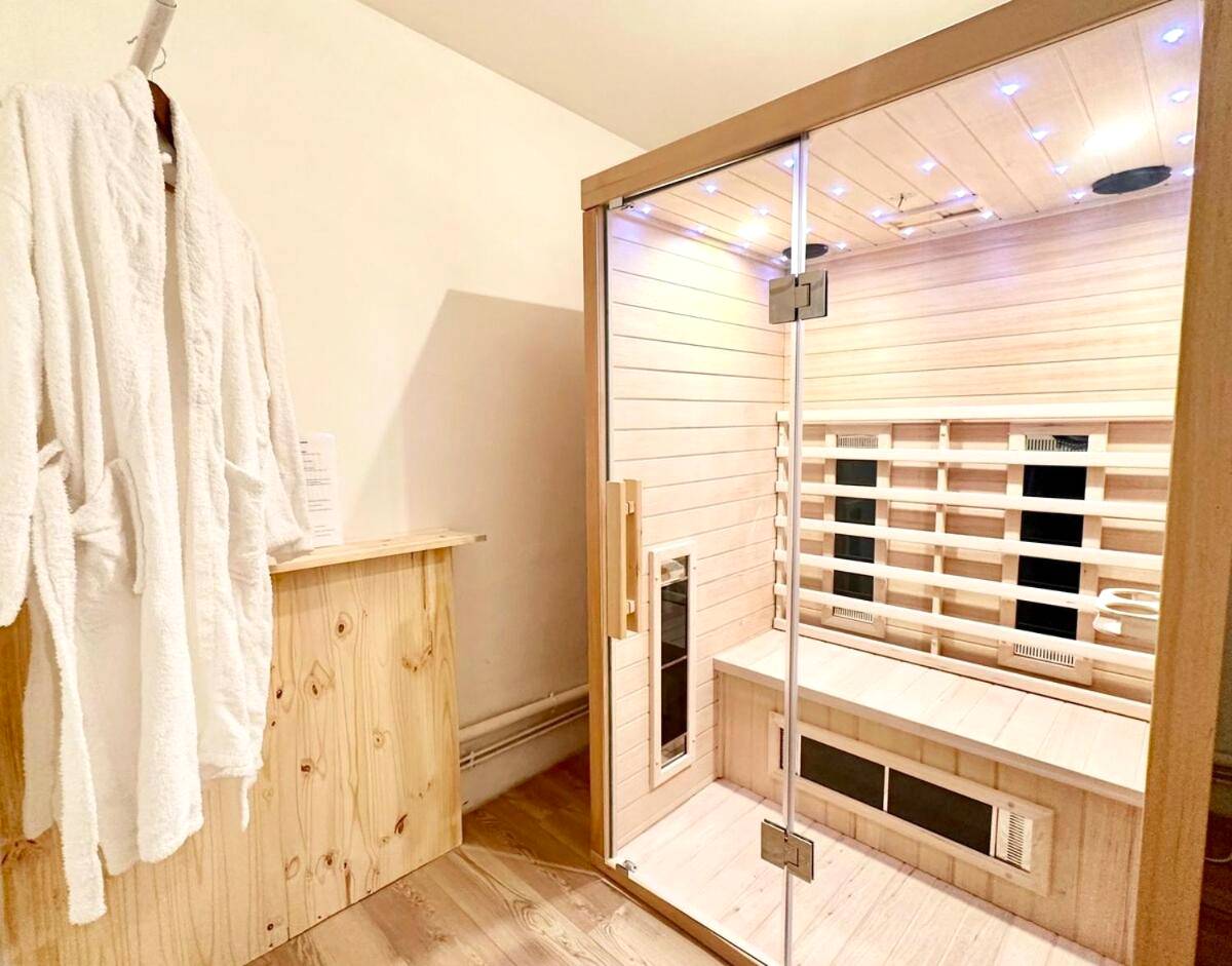 Sauna infrarouge privatif avec peignoir - Le SPA Étoilé - Baignoire Balnéo et Sauna Privatif
