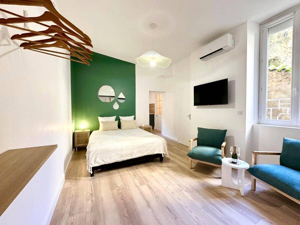 Chambre avec lit king size et coin salon - Le SPA Étoilé - Baignoire Balnéo et Sauna Privatif