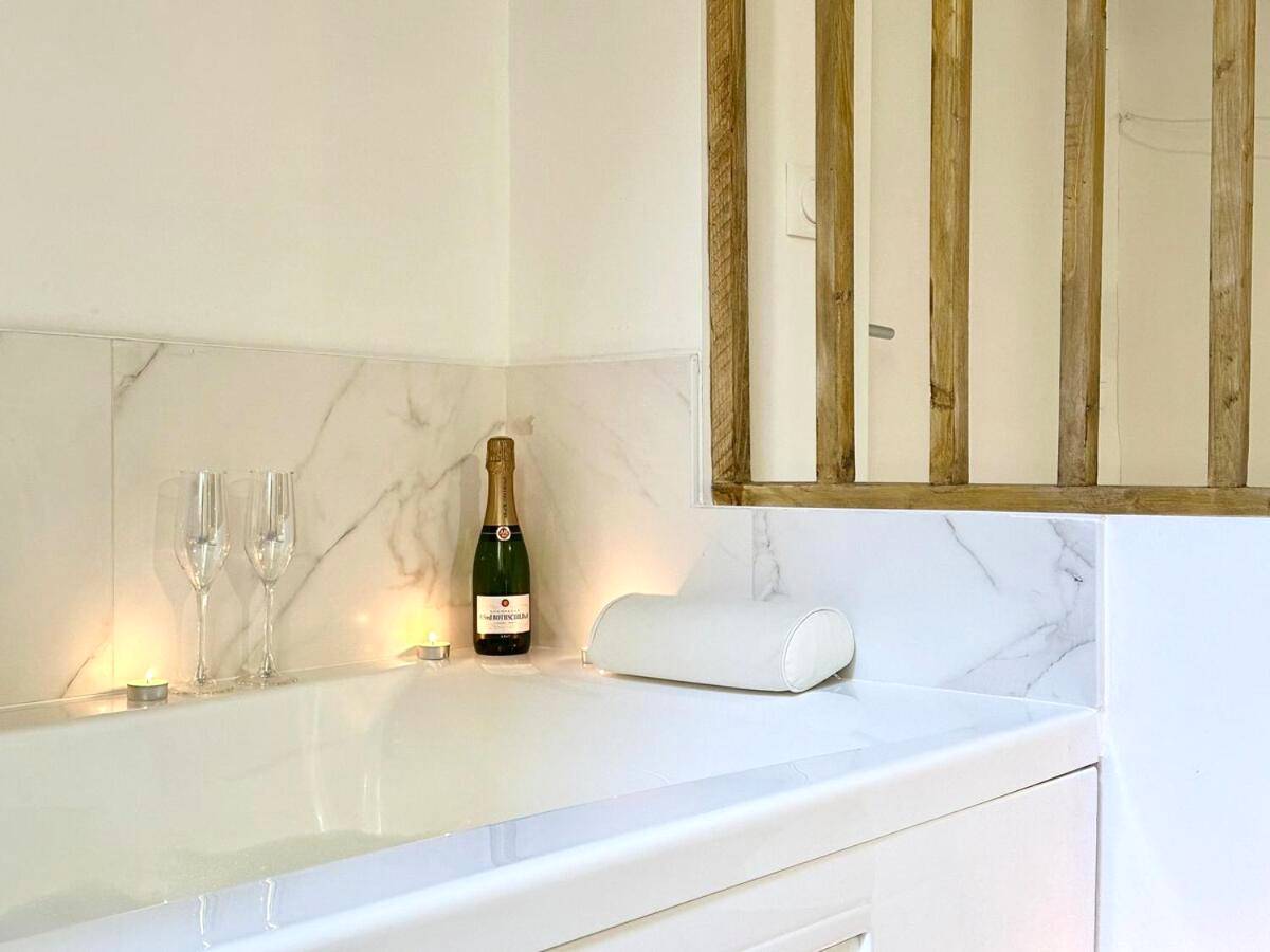 Détail baignoire avec champagne et bougies - Le SPA Étoilé - Baignoire Balnéo et Sauna Privatif