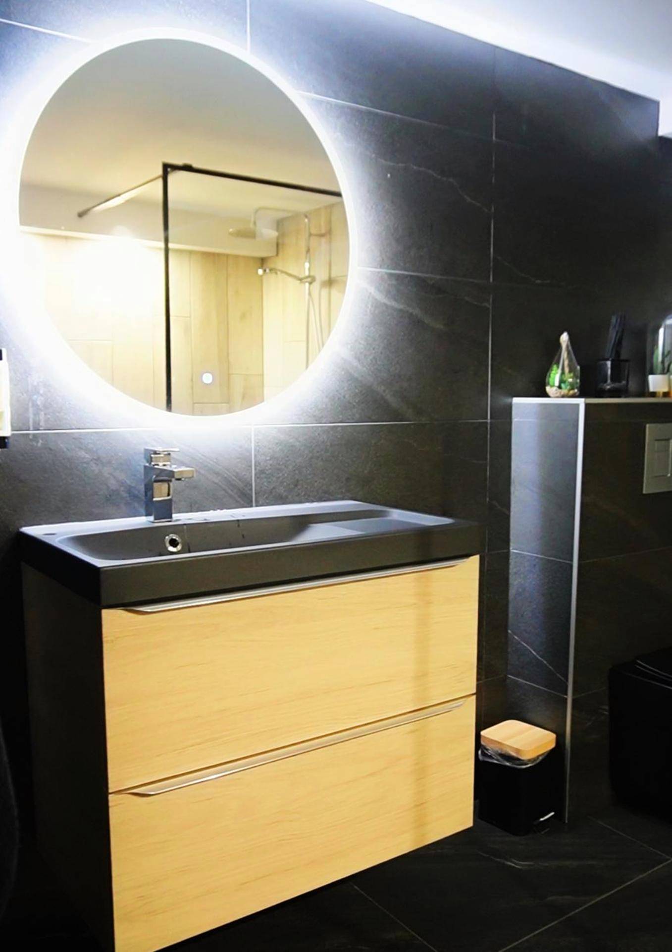 Meuble vasque moderne et miroir rond rétroéclairé - Loveroom Metz Spa Privatif