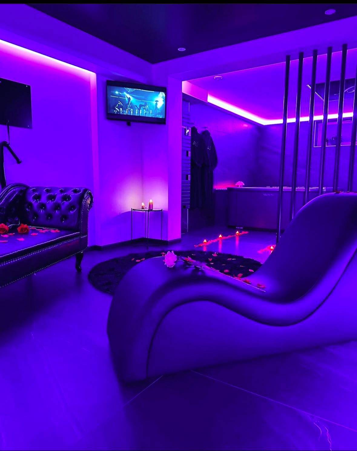 Fauteuil tantrique et méridienne en cuir noir - Loveroom Metz Spa Privatif