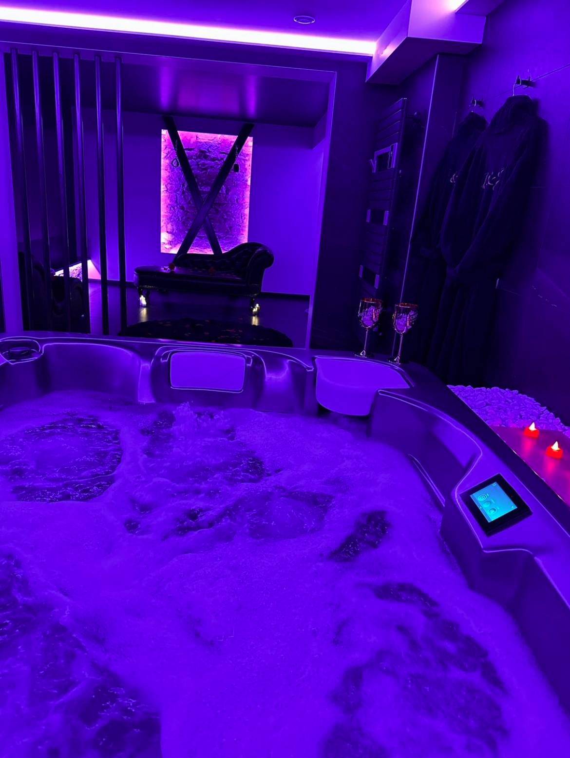 Bain à remous bouillonnant avec lumière tamisée - Loveroom Metz Spa Privatif