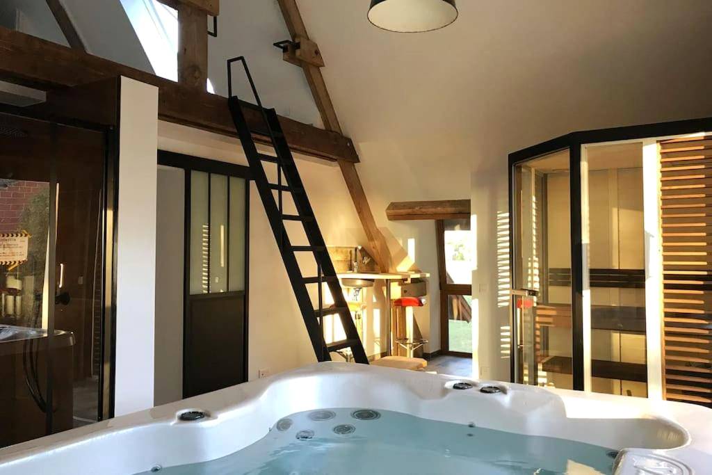 Jacuzzi intérieur et sauna sous charpente - Love Room Bois - Grenier - Spa privatif à la ferme - Haut de gamme - Atypique