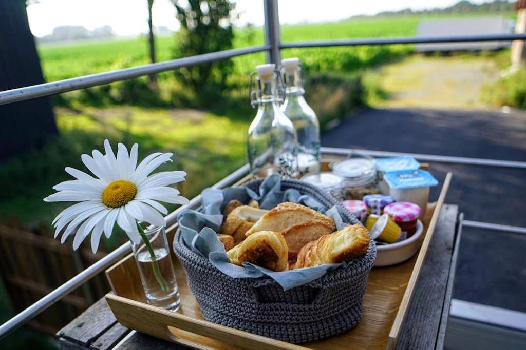 Plateau petit - déjeuner sur le balcon - Spa privatif à la ferme - Haut de gamme - Atypique