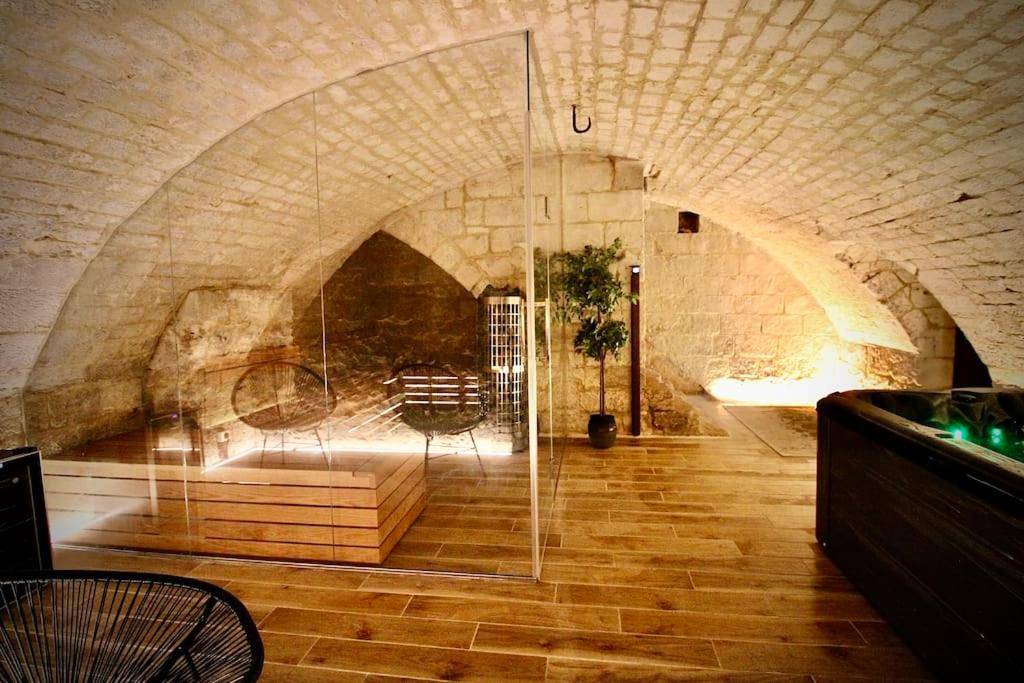 Sauna vitré et jacuzzi sous voûte en pierre - Love Room Rouen - Spa Gaalor***** - Jacuzzi & Sauna à Rouen