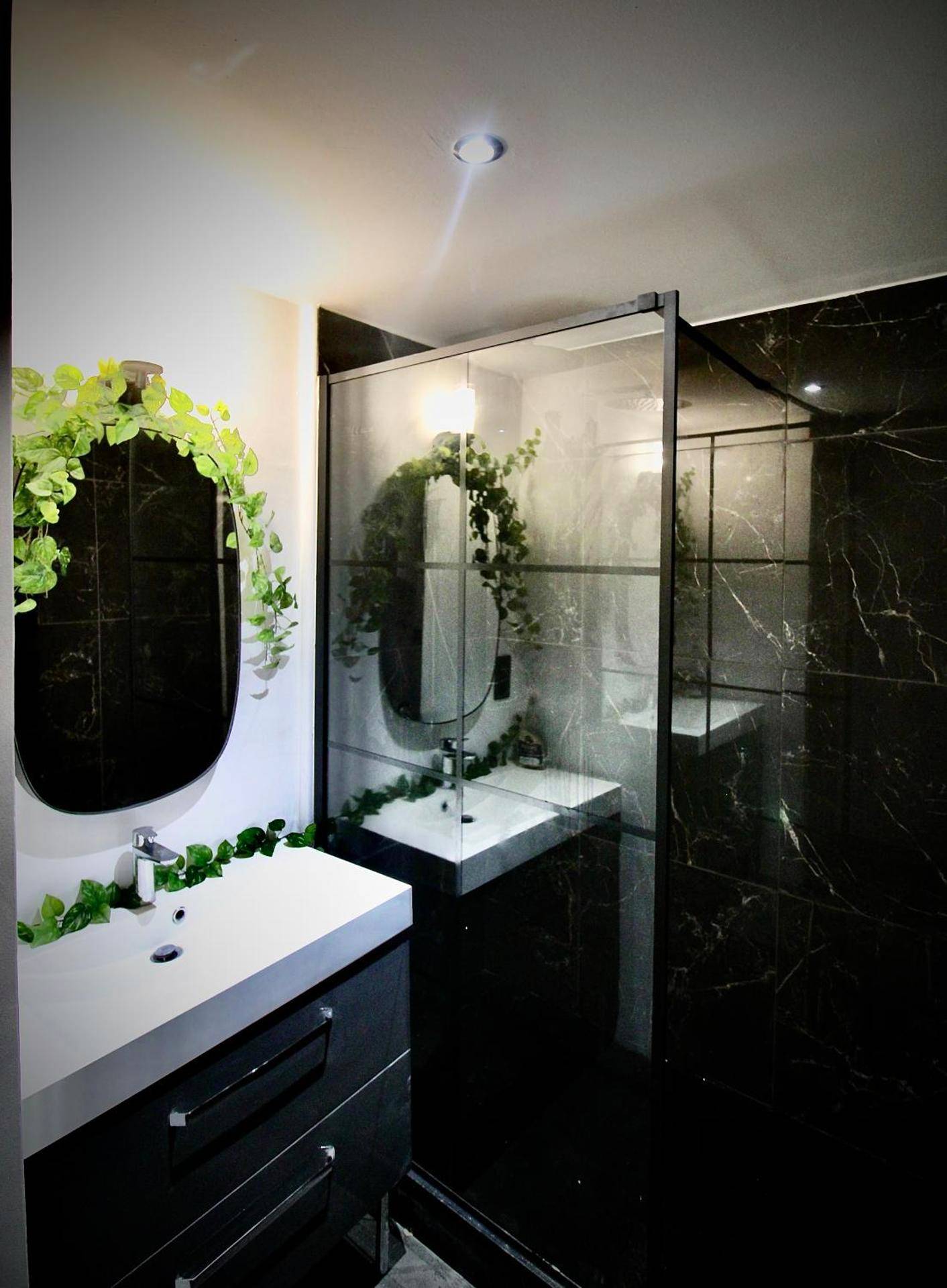 Salle de bain moderne avec douche à l'italienne - Spa Gaalor***** - Jacuzzi & Sauna à Rouen