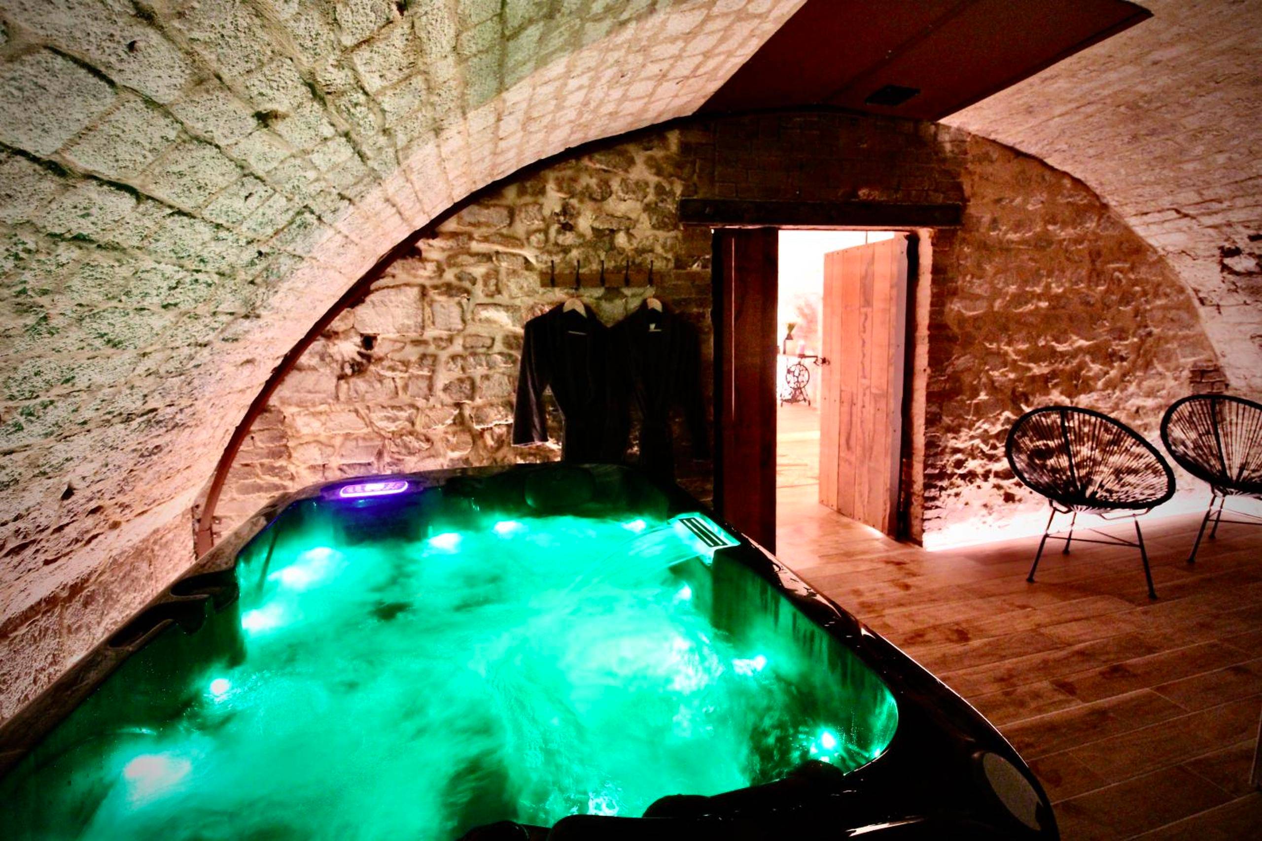 Jacuzzi privatif avec éclairage vert néon - Spa Gaalor***** - Jacuzzi & Sauna à Rouen