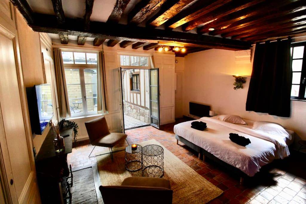 Chambre avec poutres apparentes et lit double - Le Spa Gustave - Sauna, Jacuzzi & Terrasse à Rouen