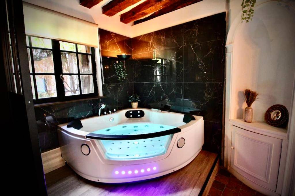 Jacuzzi privatif avec éclairage LED bleu - Le Spa Gustave - Sauna, Jacuzzi & Terrasse à Rouen