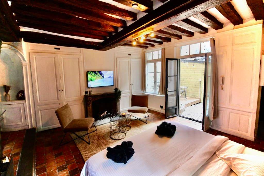 Vue d'ensemble de la suite avec coin salon - Le Spa Gustave - Sauna, Jacuzzi & Terrasse à Rouen