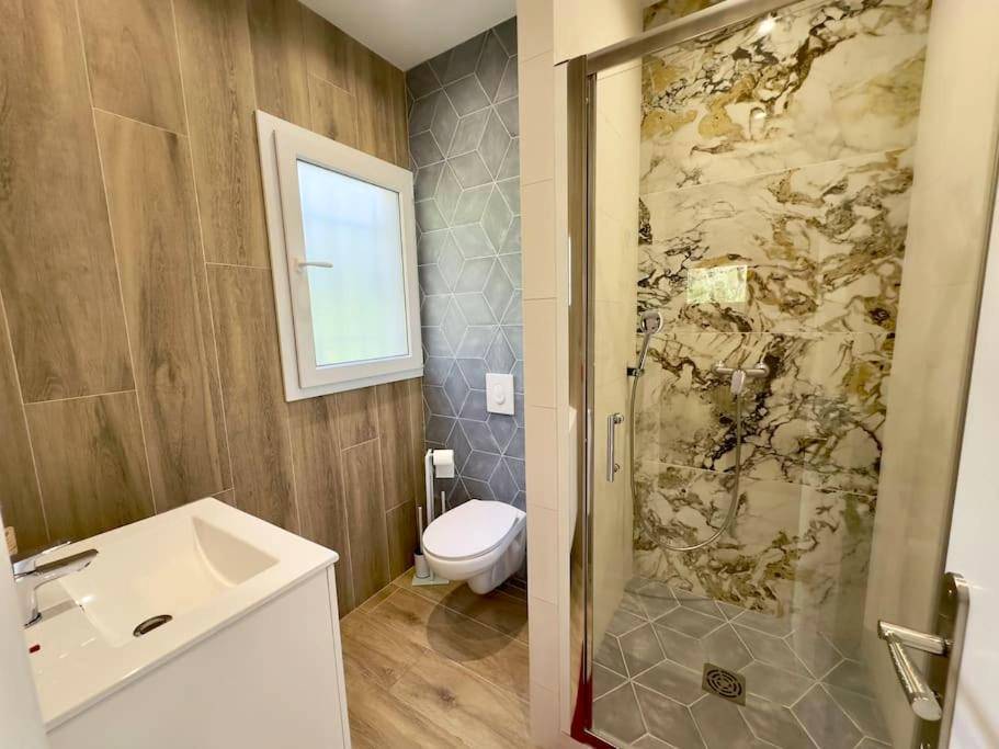 Salle d'eau moderne avec douche à l'italienne - SPA JACUZZI et table massage