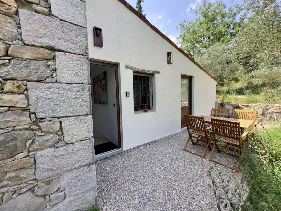 Terrasse extérieure avec table en bois - SPA JACUZZI et table massage