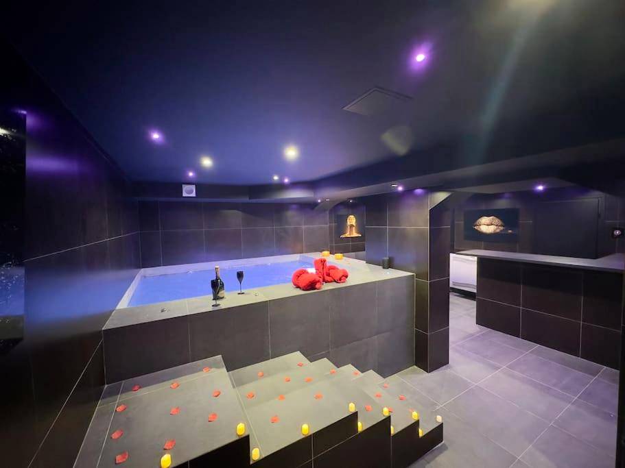 Photo du logement - SPA JACUZZI et table massage