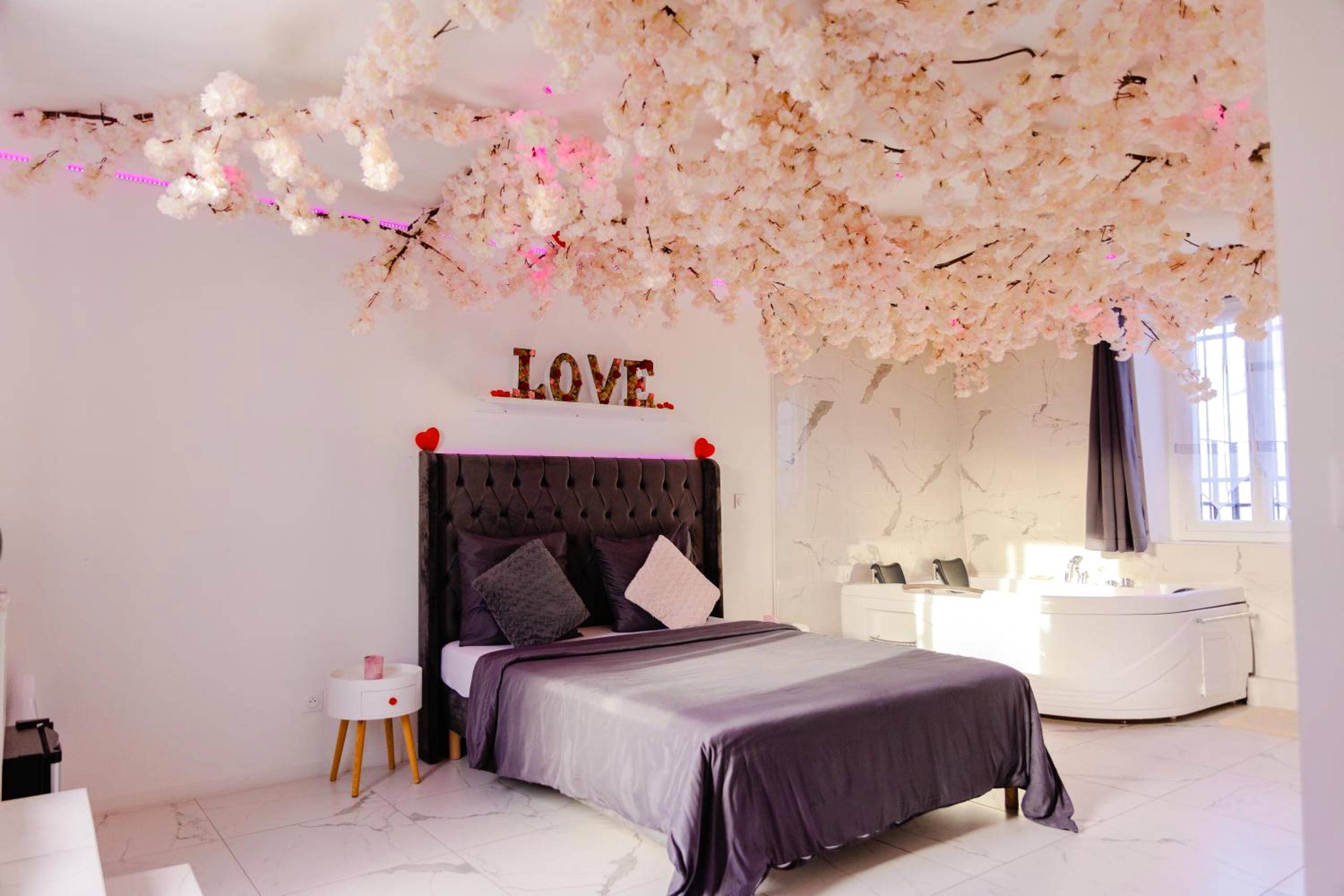 Chambre romantique avec lit double et jacuzzi - Love Room Appartement Spa Jacuzzi et Terrasse