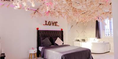 Chambre romantique avec lit double et jacuzzi - Love Room Appartement Spa Jacuzzi et Terrasse