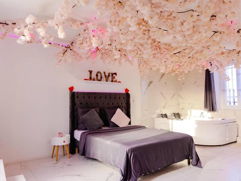 Chambre romantique avec lit double et jacuzzi - Love Room Appartement Spa Jacuzzi et Terrasse