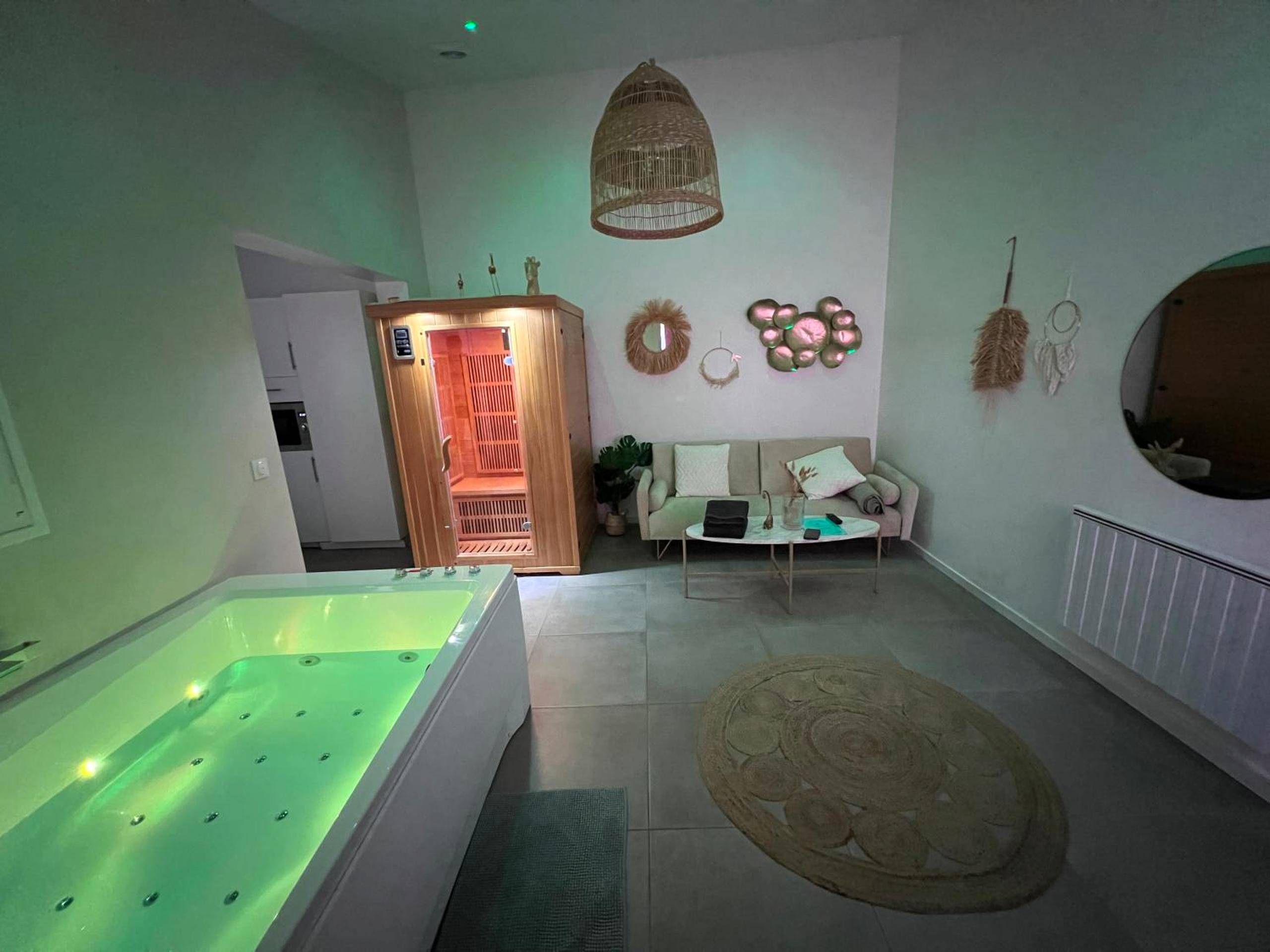 Jacuzzi et sauna dans salon moderne - Love Room Le Mesnil - Saint - Denis - SPA JUNGLE
