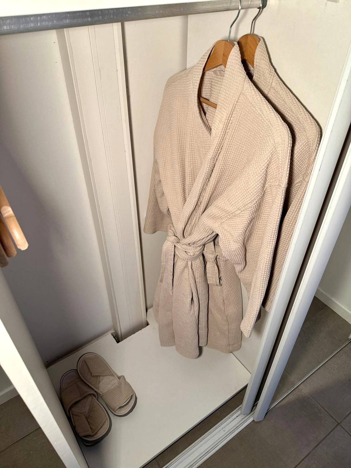 Peignoirs et chaussons dans une penderie - SPA JUNGLE