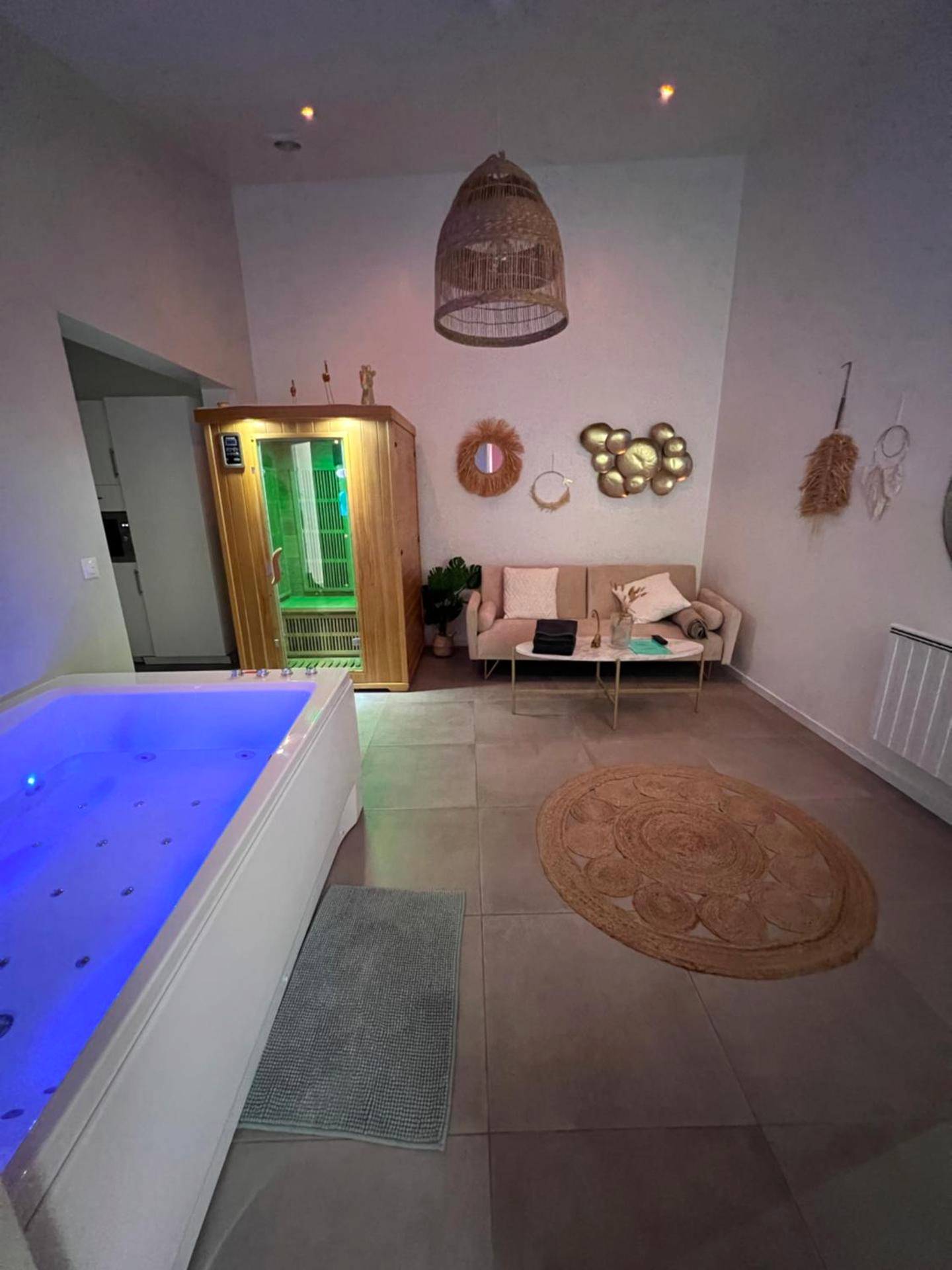 Baignoire balnéo avec éclairage bleu - SPA JUNGLE
