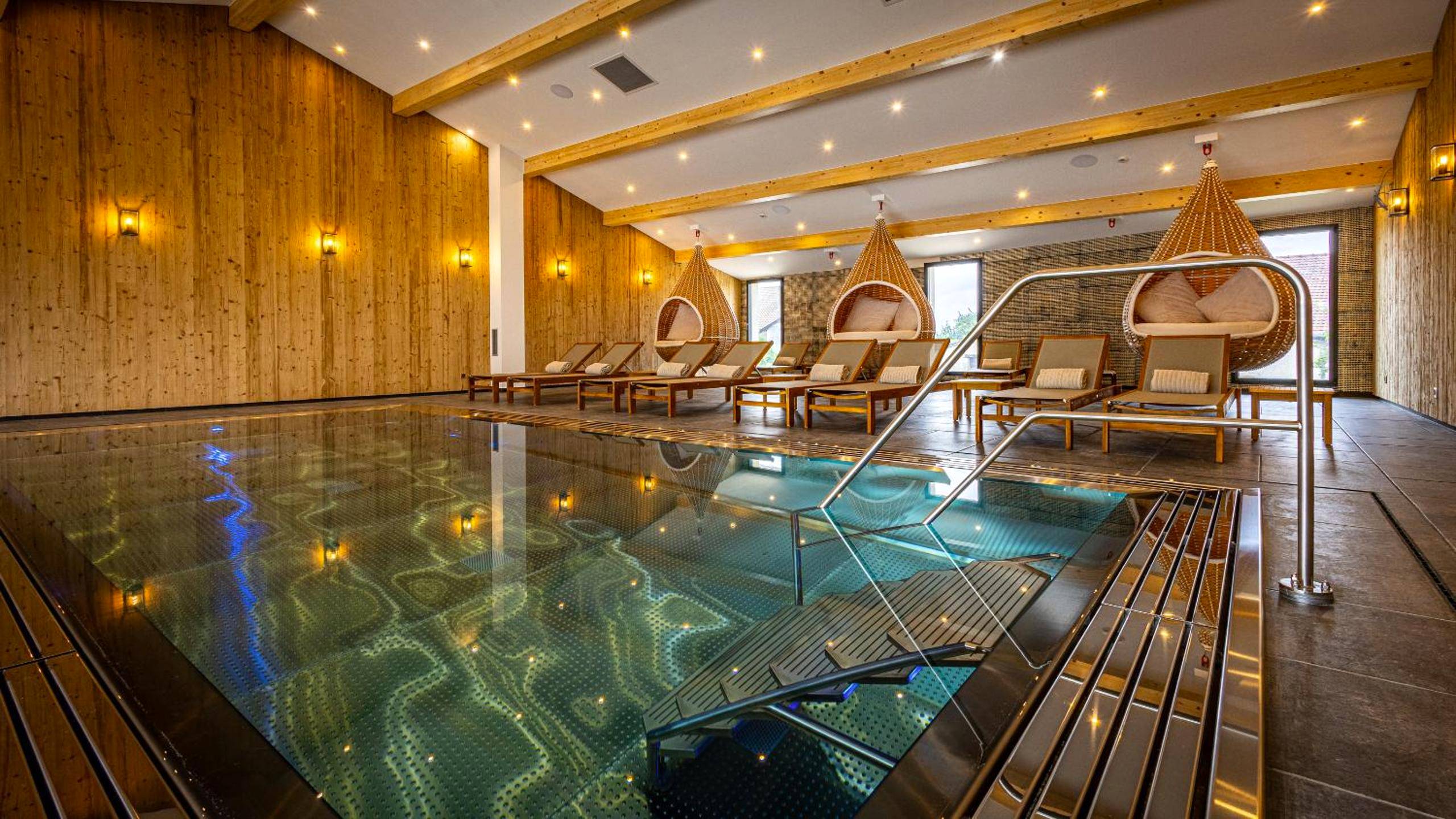 Piscine intérieure avec fauteuils suspendus - Love Room Heudicourt - sous - les - Côtes - Hôtel SPA du Lac de Madine -...