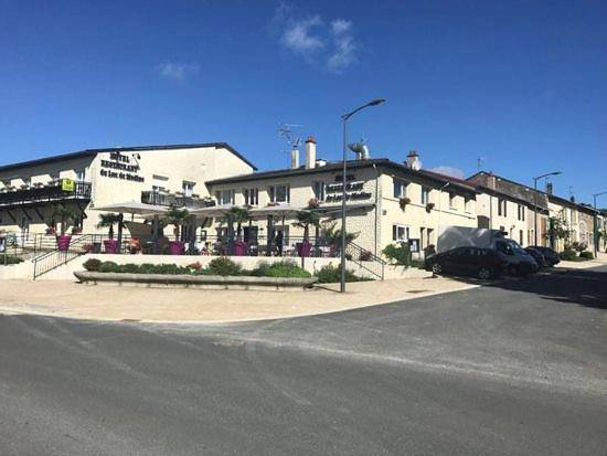 Façade de l'hôtel et terrasse extérieure - Hôtel SPA du Lac de Madine - Maison DRAPIER