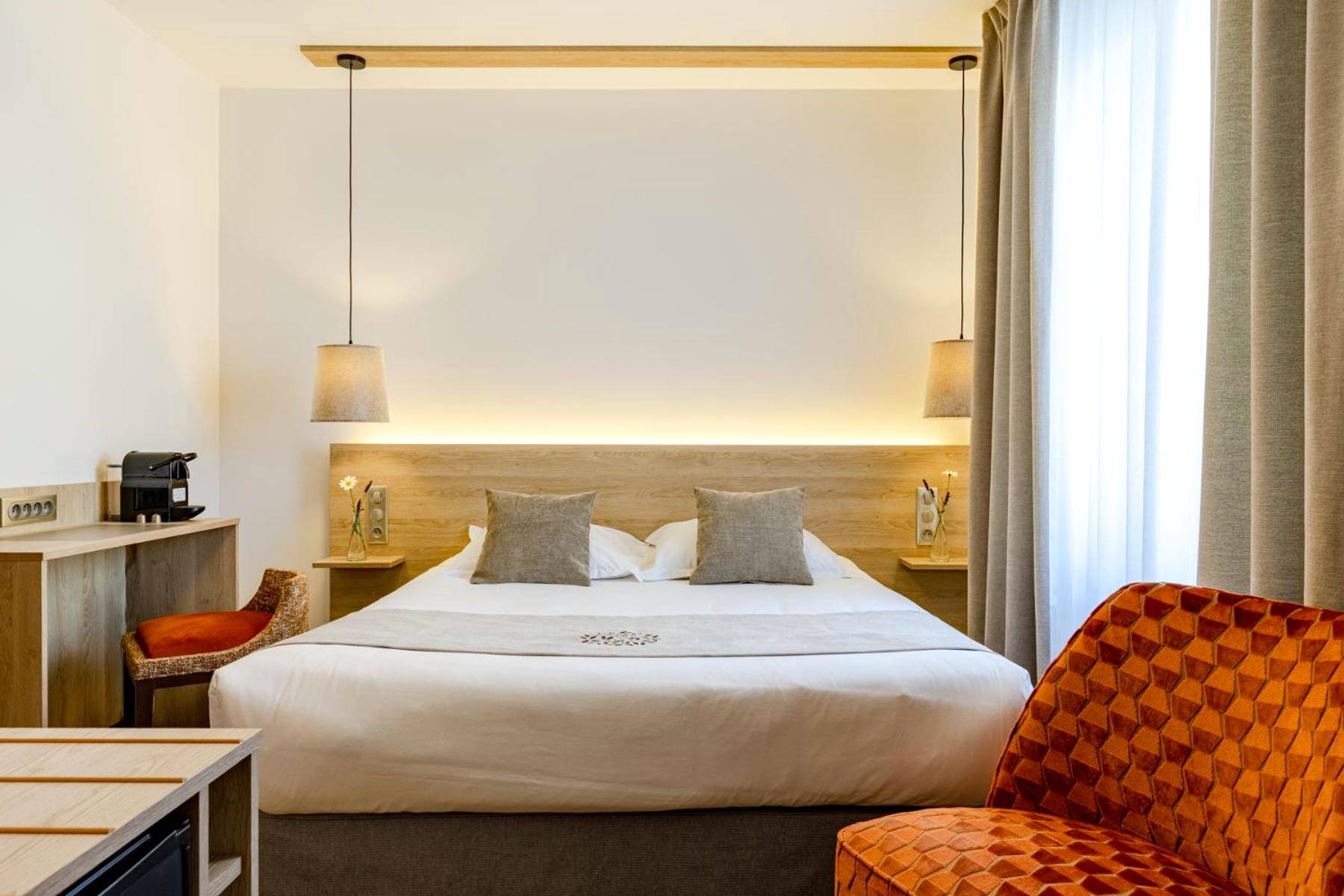 Chambre double moderne avec fauteuil orange - Hôtel SPA du Lac de Madine - Maison DRAPIER