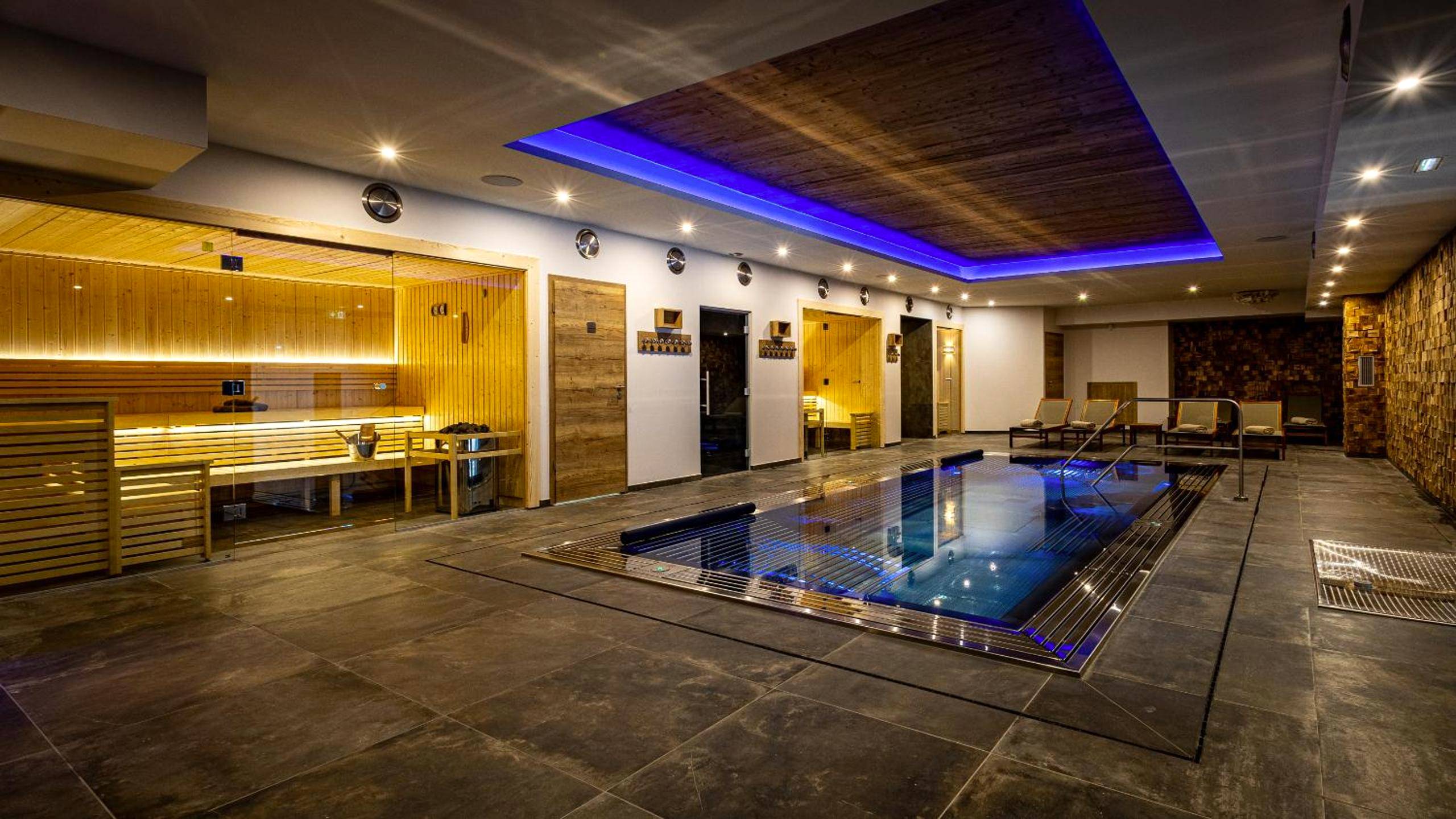 Espace spa avec sauna et bassin éclairé - Hôtel SPA du Lac de Madine - Maison DRAPIER