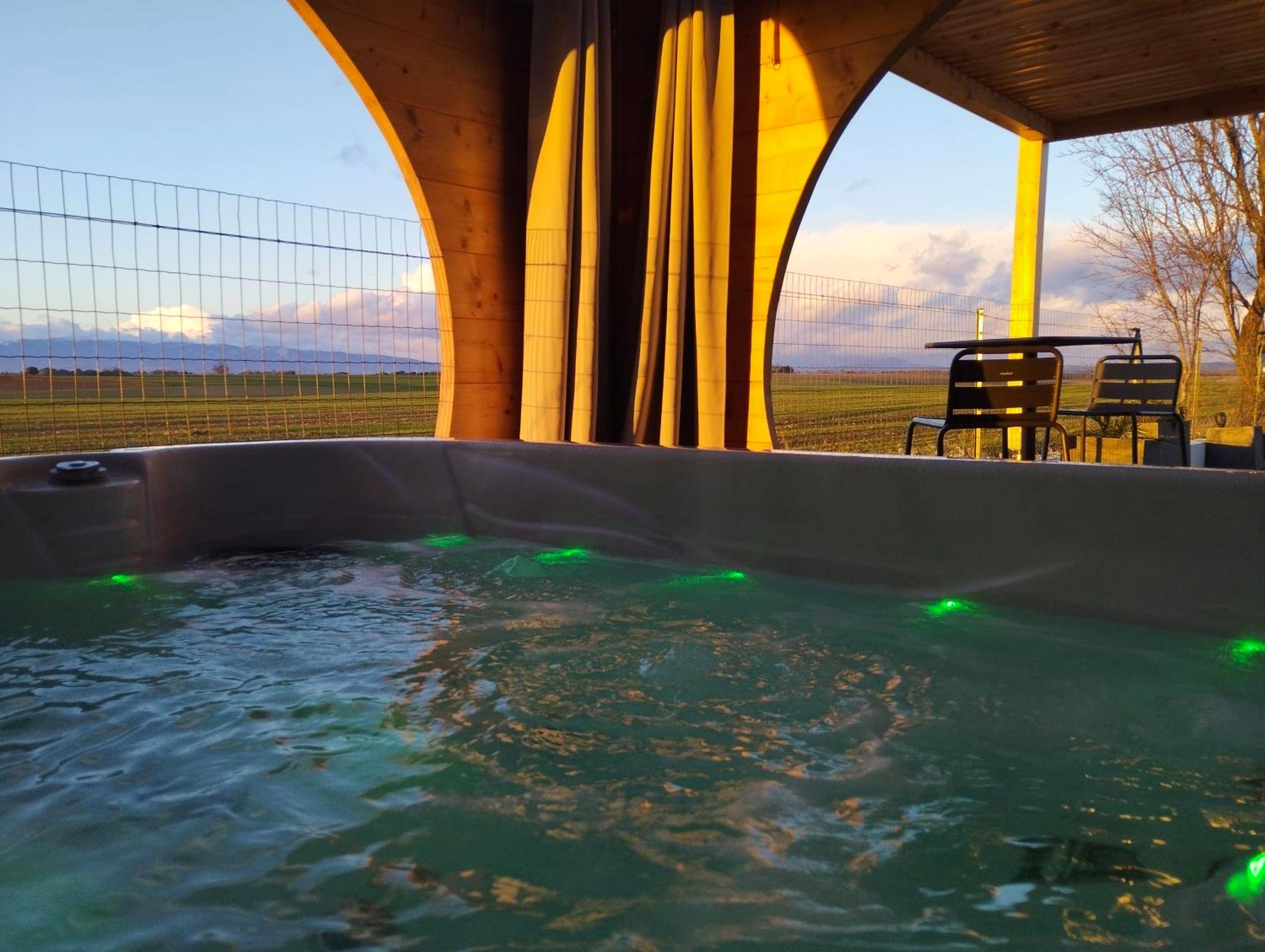 Jacuzzi privatif avec vue sur les champs - Love Room Valensole - Le Spa des lavandes