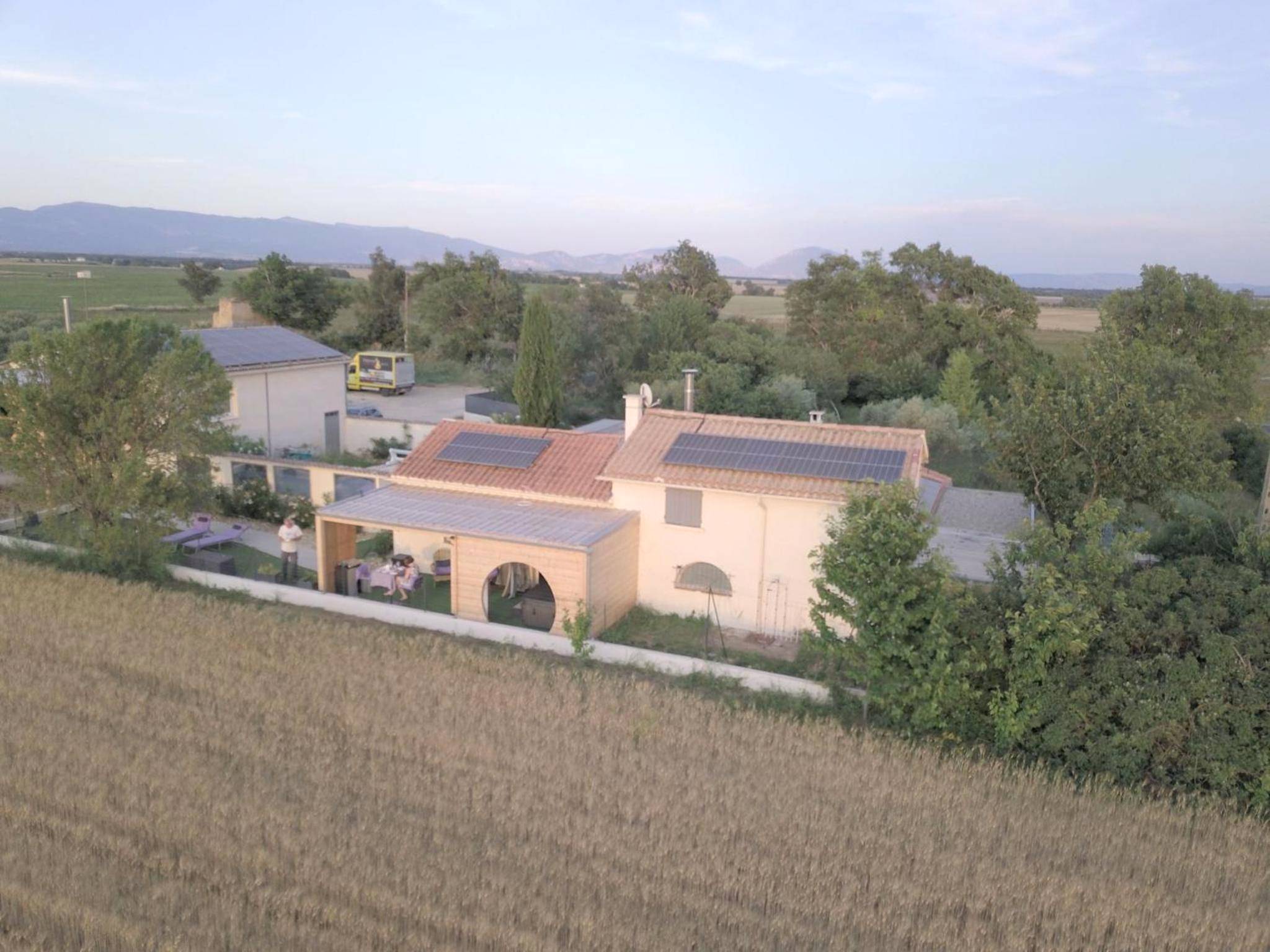 Vue aérienne de la bastide et son jardin - Le Spa des lavandes