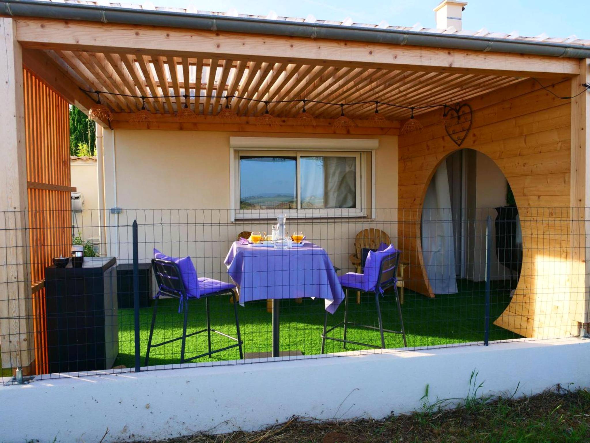 Terrasse couverte avec coin repas privé - Le Spa des lavandes