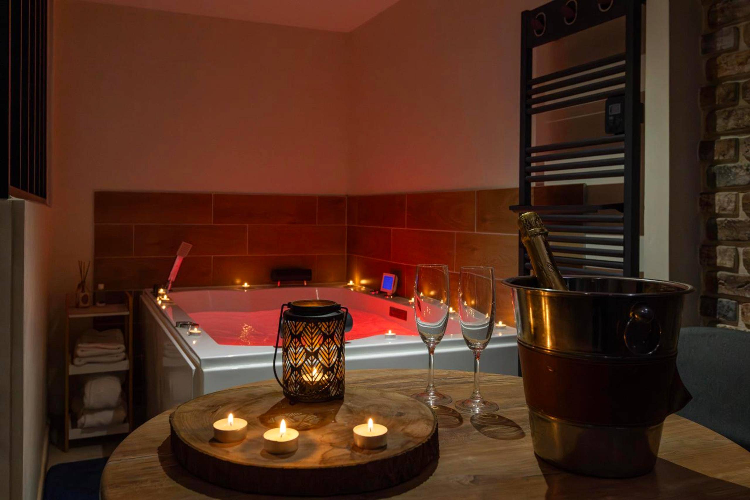 Jacuzzi privatif avec bougies et champagne - Love Room Avignon - Au Spa de LLEA