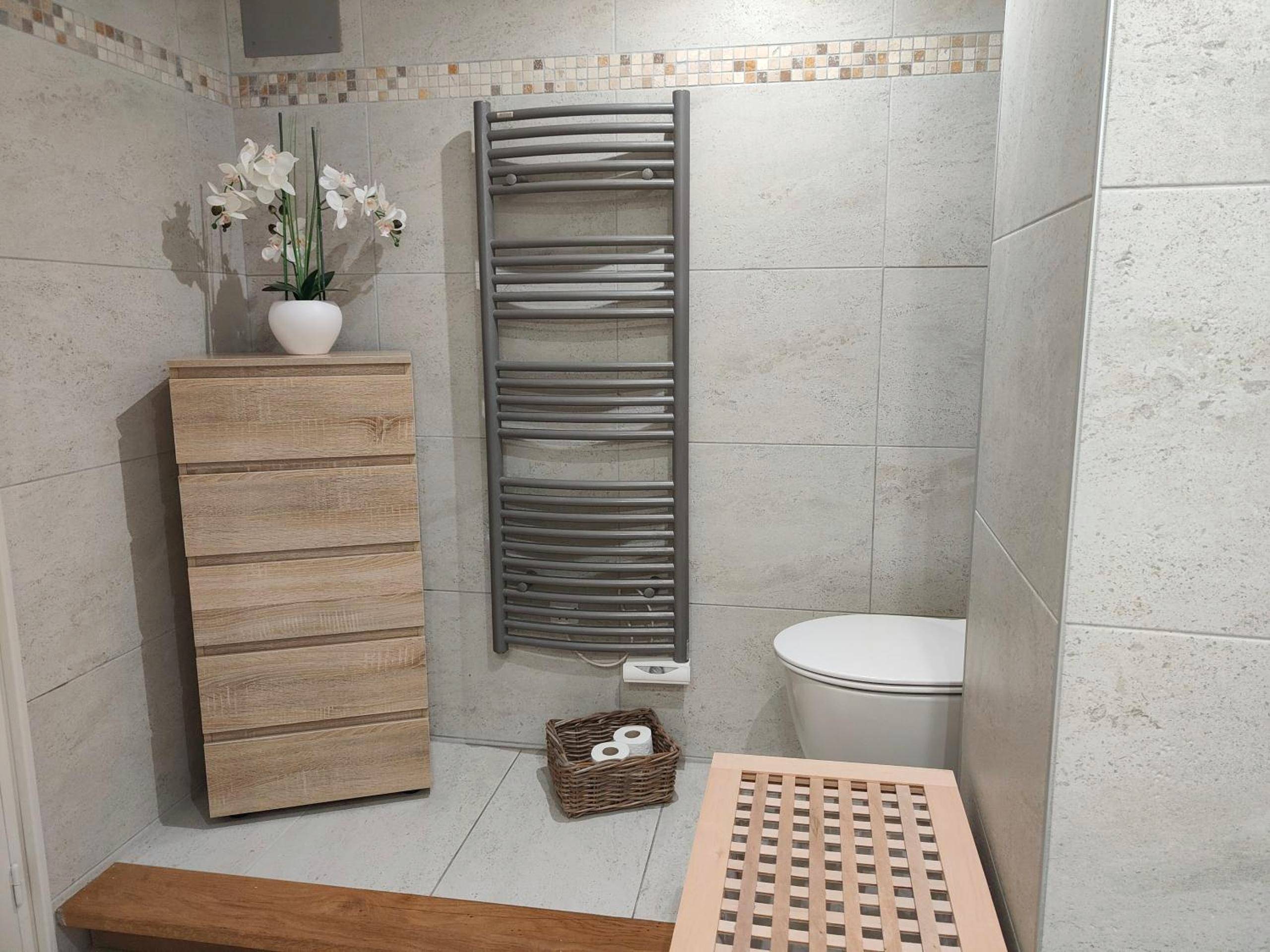 Salle d'eau avec radiateur sèche - serviettes - Au Spa de LLEA