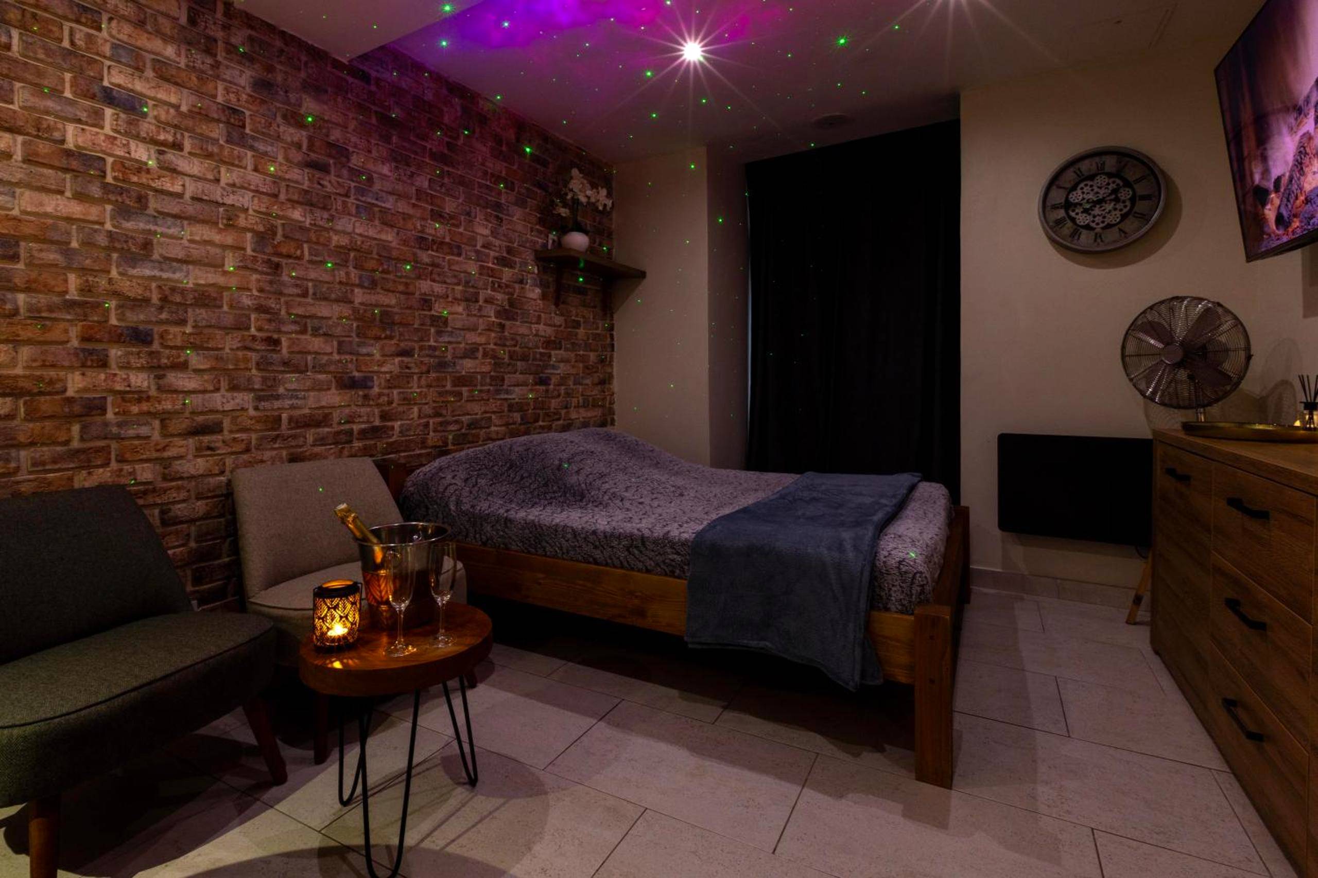 Chambre avec ambiance lumineuse étoilée - Au Spa de LLEA
