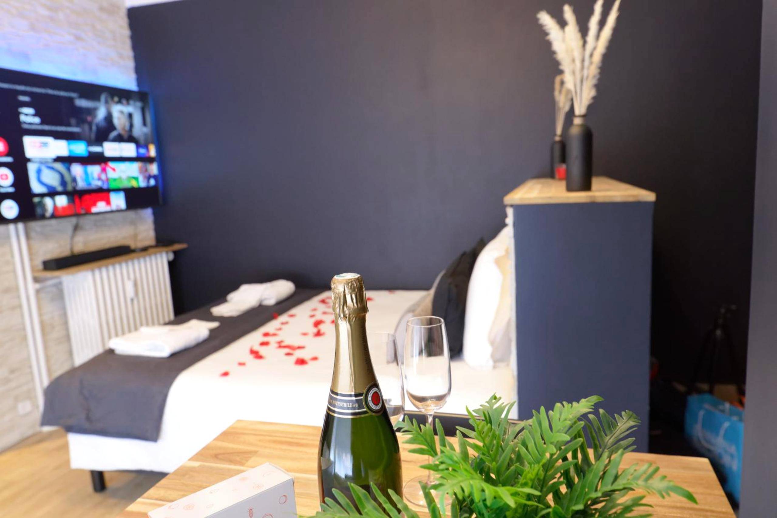 Douche à l'italienne moderne aux tons cuivrés - Spa & Love - Balnéo - Queen size - Cocooning