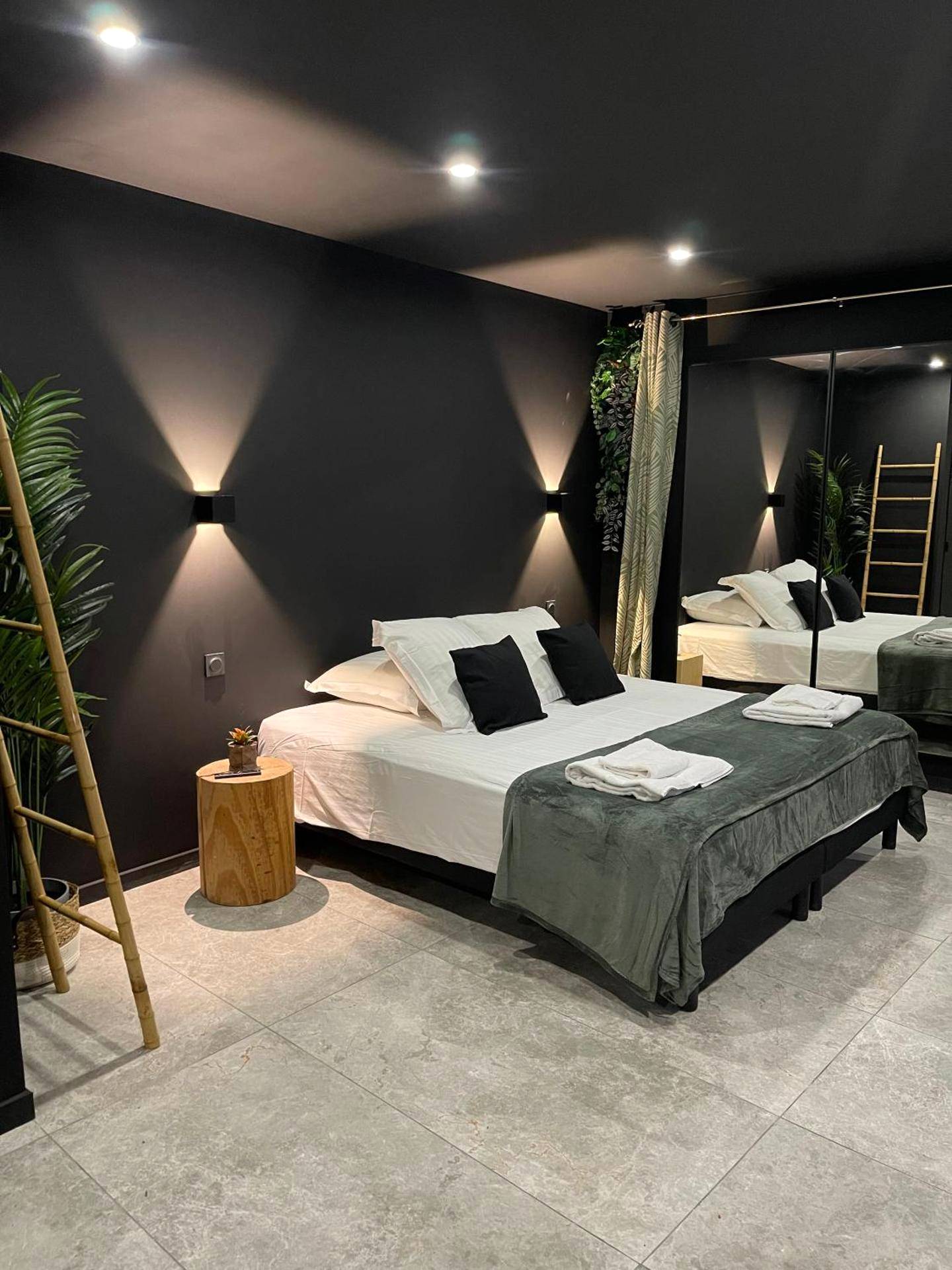 Espace nuit avec décoration bambou et miroirs - Spa & Love Exotic - Balnéo - Sauna - Parking