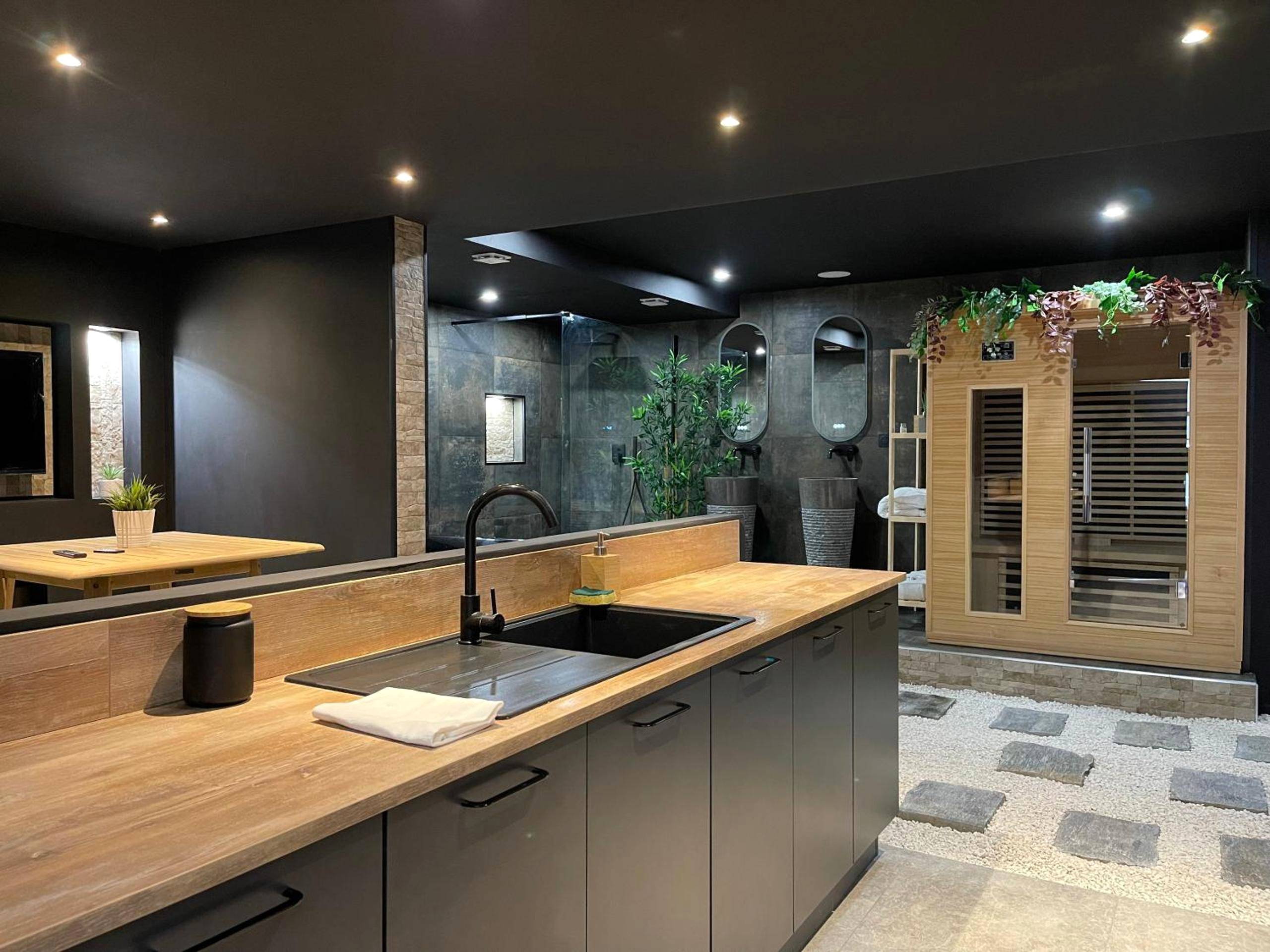 Cuisine moderne avec sauna en bois en arrière - plan - Spa & Love Exotic - Balnéo - Sauna - Parking